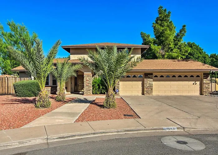 Pool, Bar & Game Room: Red Mountain Oasis