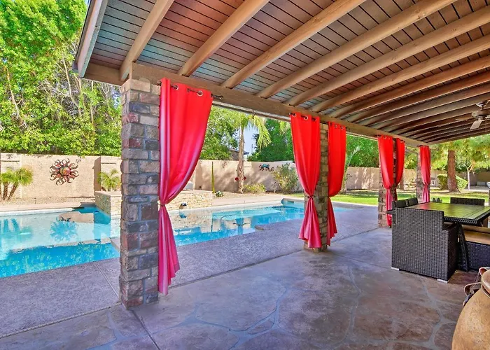 Pool, Bar & Game Room: Red Mountain Oasis Сasa de vacaciones *