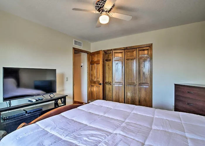 Pool, Bar & Game Room: Red Mountain Oasis Сasa de vacaciones *