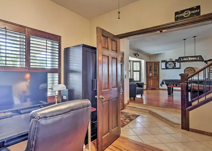 Pool, Bar & Game Room: Red Mountain Oasis Сasa de vacaciones