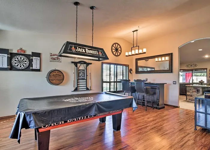 Сasa de vacaciones Pool, Bar & Game Room: Red Mountain Oasis
